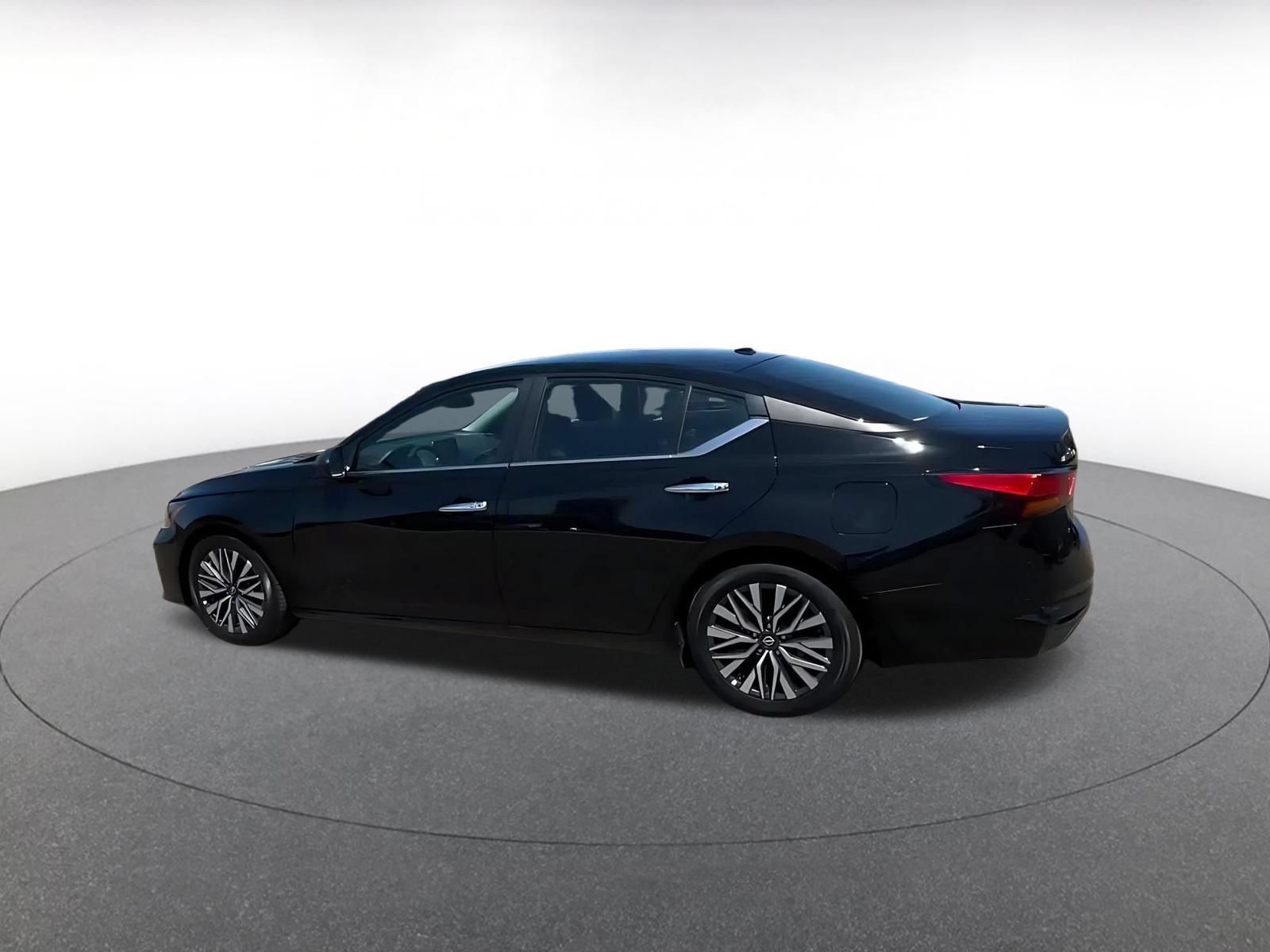 Used 2025 Nissan Altima 2.5 SV FWD image 9