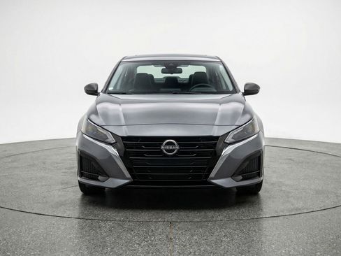 Used 2025 Nissan Altima 2.5 SV FWD image 2