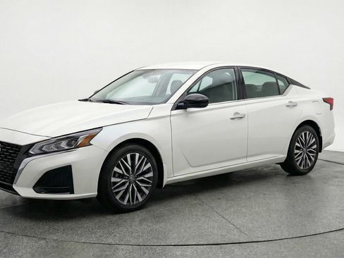 Used 2025 Nissan Altima 2.5 SV FWD image 3