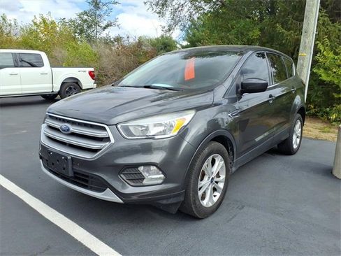 Used 2017 Ford Escape SE image 3