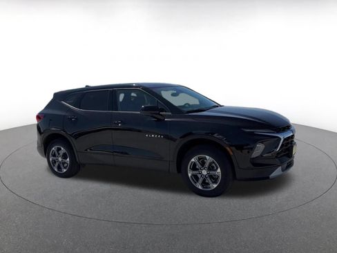 Used 2026 Chevrolet Blazer LT FWD image 2