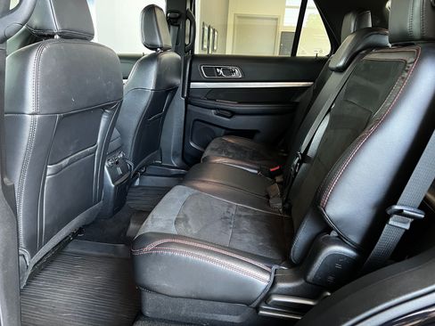 Used 2019 Ford Explorer XLT w/ XLT Sport Appearance Package AWD/4WD image 23