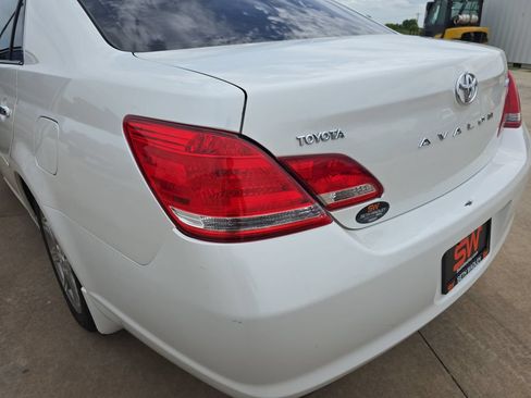 Used 2010 Toyota Avalon Limited FWD image 29