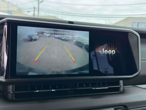 Used 2025 Jeep Wrangler Sahara image 24