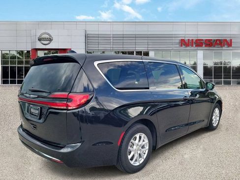 Used 2023 Chrysler Pacifica Touring-L FWD image 5