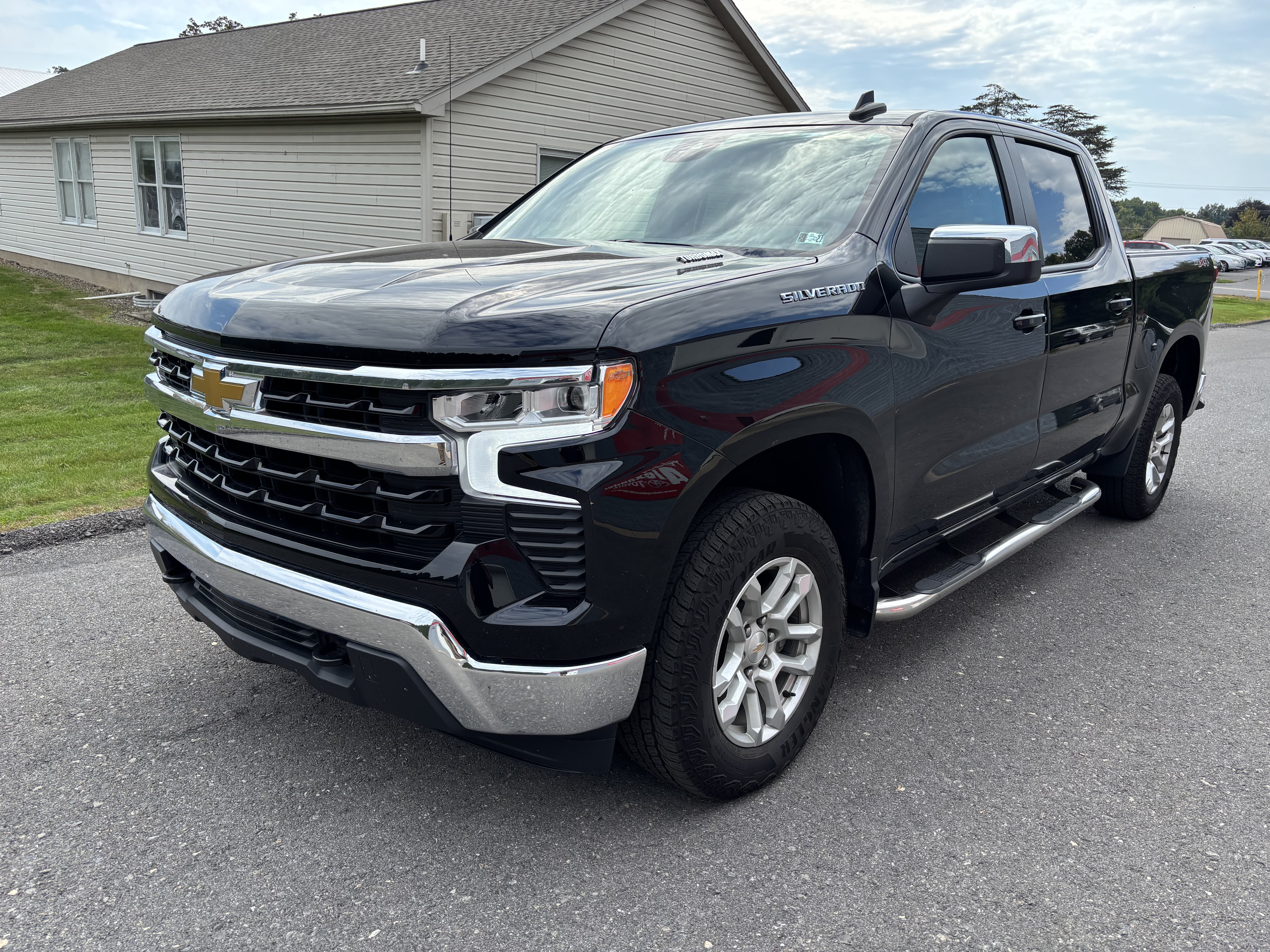 Used 2024 Chevrolet Silverado 1500 LT AWD/4WD image 7