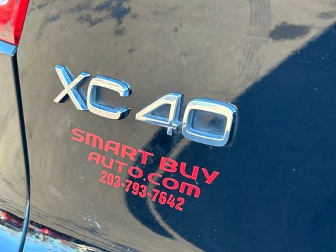 Used 2020 Volvo XC40 T4 Momentum w/ Premium Package image 15