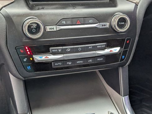 Used 2020 Ford Explorer Limited image 31