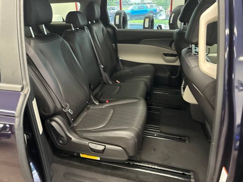 Used 2023 Kia Carnival LX FWD image 41