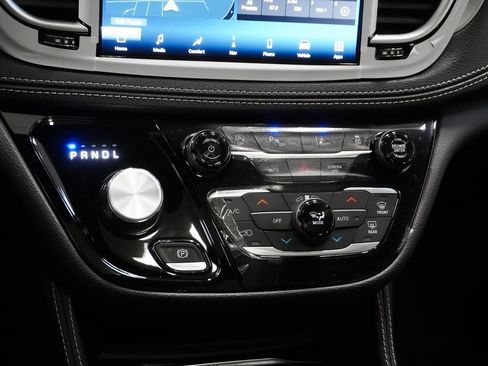 Used 2024 Chrysler Pacifica Limited w/ S Appearance Package image 27