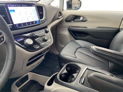 Used 2024 Chrysler Pacifica Touring-L FWD image 37