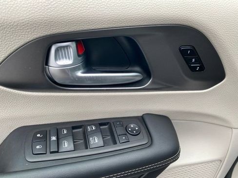 Used 2024 Chrysler Pacifica Touring-L FWD image 14
