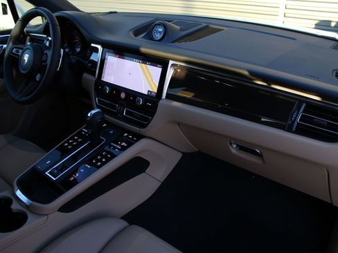 New 2026 Porsche Macan image 26