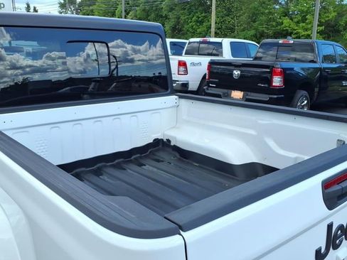 Certified 2022 Jeep Gladiator Sport AWD/4WD image 13