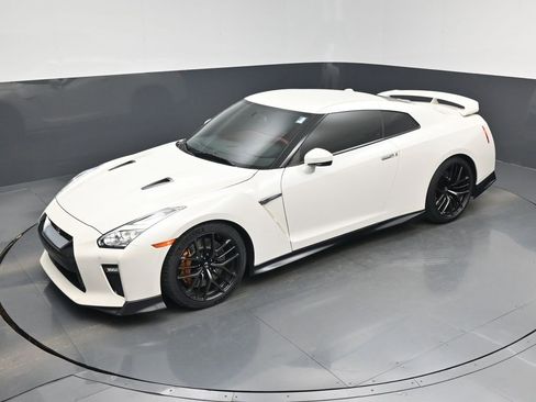 Used 2018 Nissan GT-R Premium w/ Premium Interior Package image 32