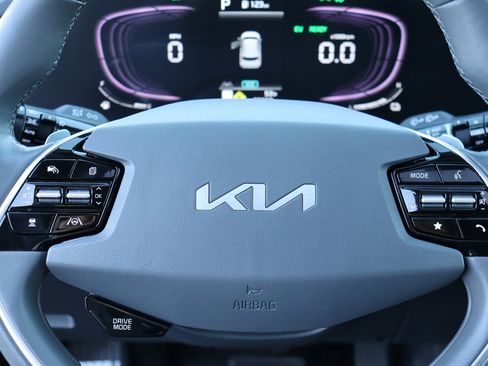 Used 2023 Kia Niro SX image 29