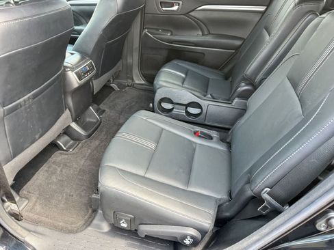 Used 2018 Toyota Highlander SE FWD image 9