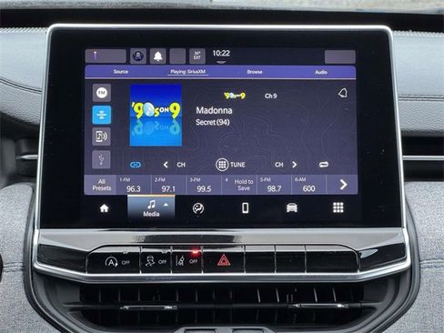 Used 2024 Jeep Compass Latitude image 3