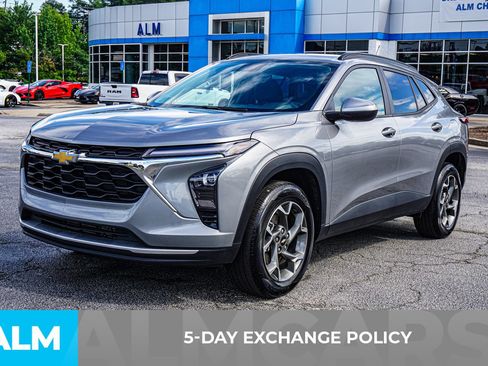 Used 2025 Chevrolet Trax LT w/ LT Convenience Package FWD image 5