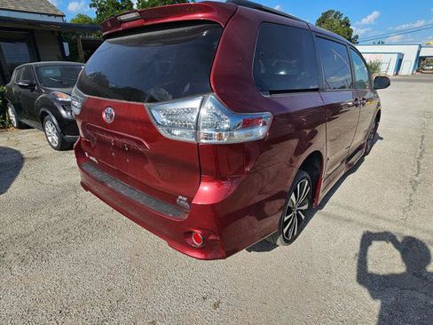 Used 2018 Toyota Sienna SE w/ SE Preferred Package FWD image 3