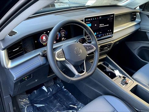 New 2025 Volkswagen Tiguan SE image 14