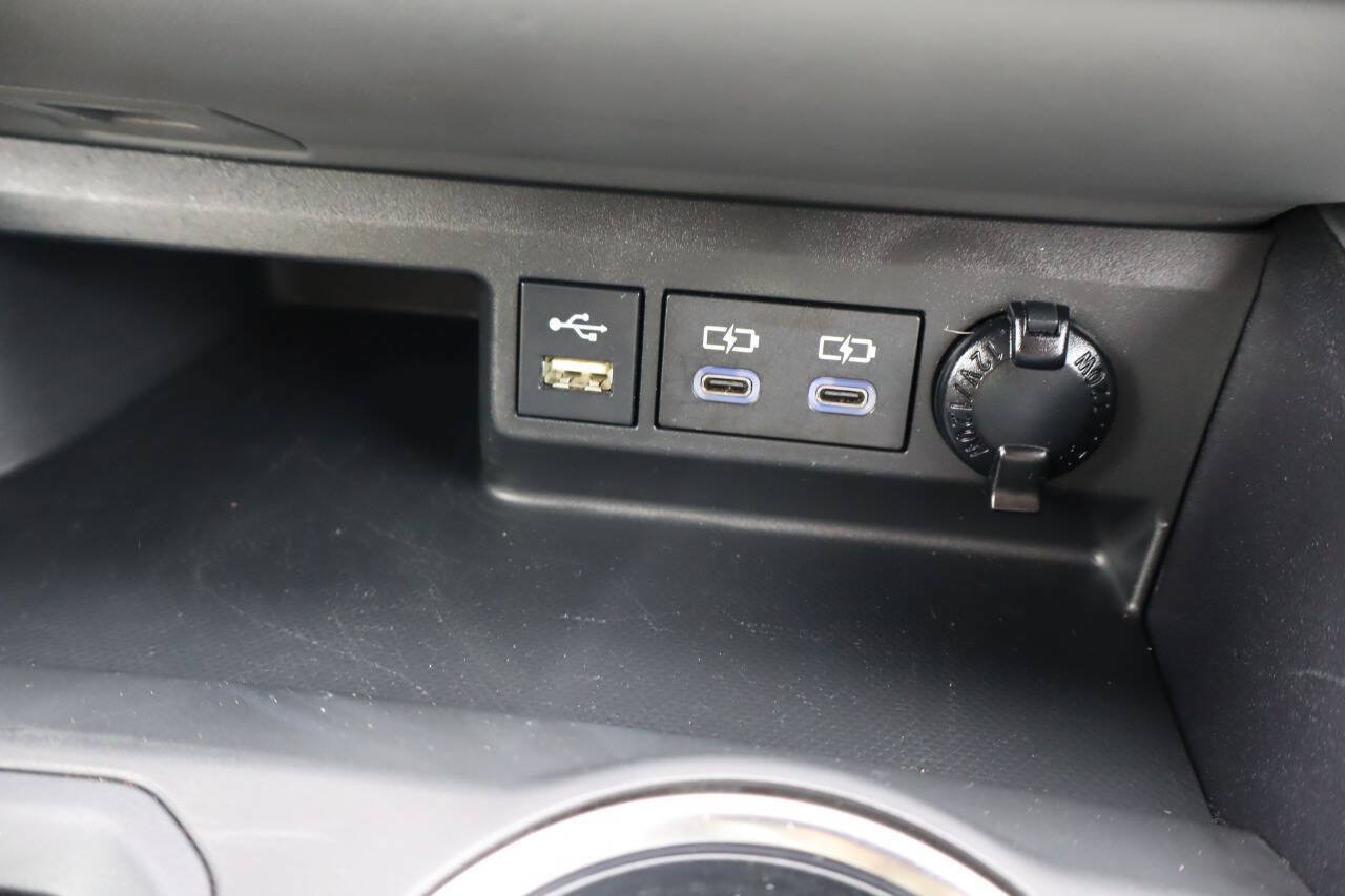 Used 2022 Toyota Highlander LE AWD/4WD image 20