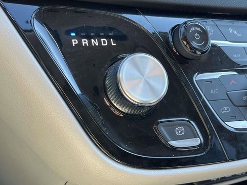 Used 2024 Chrysler Pacifica Touring-L image 22