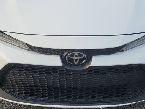 Used 2022 Toyota Corolla LE image 4