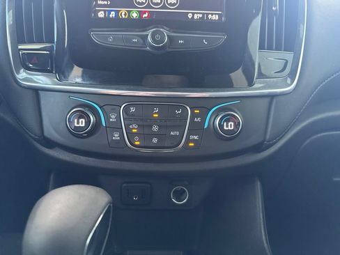 Used 2023 Chevrolet Traverse LT FWD image 22