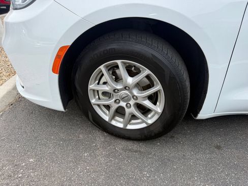 Used 2025 Chrysler Pacifica Select FWD image 7