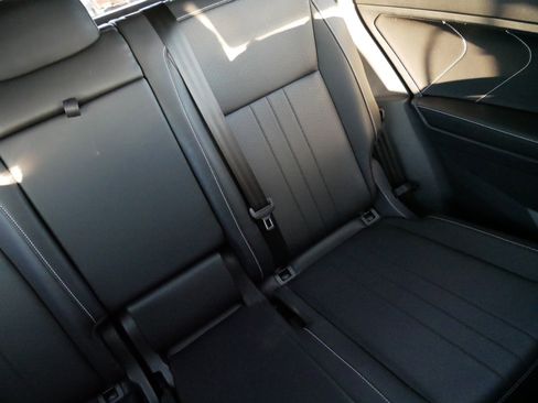 Used 2022 Volkswagen Tiguan SE image 14