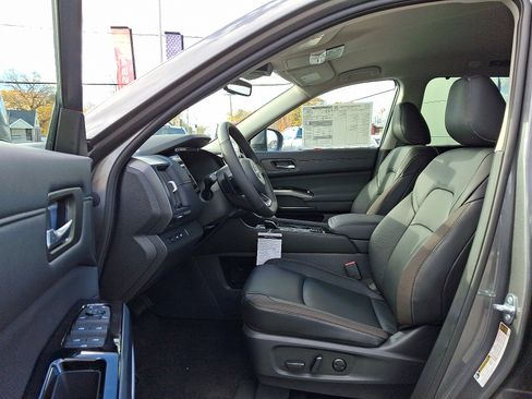 New 2025 Nissan Pathfinder SL image 9
