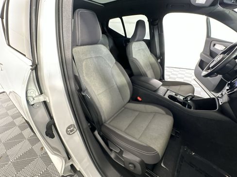 Used 2024 Volvo XC40 B5 Core AWD/4WD image 27