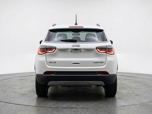 Used 2025 Jeep Compass Latitude AWD/4WD image 7