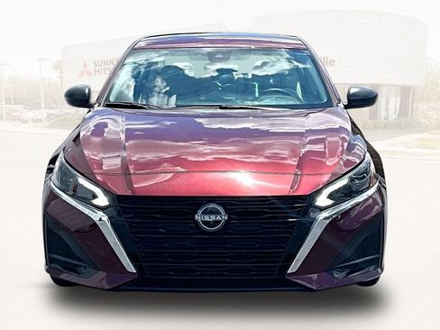 Used 2025 Nissan Altima 2.5 SV FWD image 2
