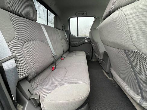 Used 2015 Nissan Frontier SV image 24