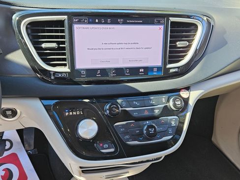 Used 2023 Chrysler Pacifica Touring-L image 18