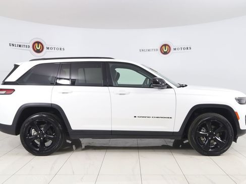 Used 2024 Jeep Grand Cherokee Altitude AWD/4WD image 2