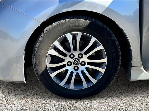 Used 2018 Toyota Sienna XLE image 9