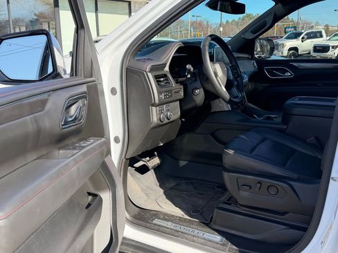 Certified 2024 Chevrolet Suburban RST w/ Luxury Package AWD/4WD image 19