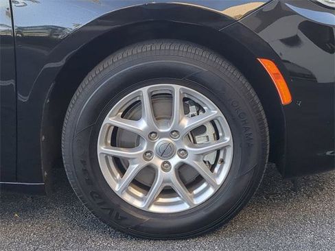 Certified 2024 Chrysler Pacifica Touring-L image 11