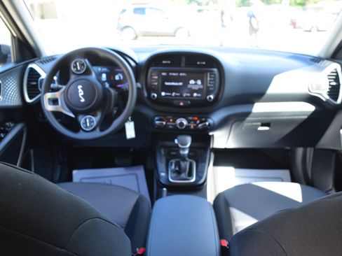 Used 2025 Kia Soul LX w/ LX Technology Package FWD image 39