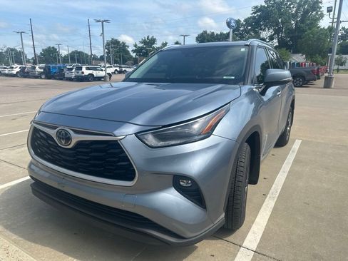 Used 2021 Toyota Highlander XLE w/ Protection Package #3 (TMS) AWD/4WD image 4