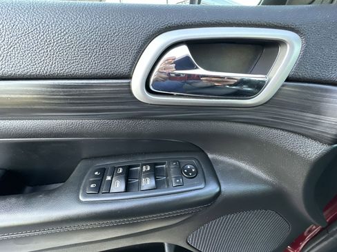 Used 2019 Jeep Grand Cherokee Laredo image 15