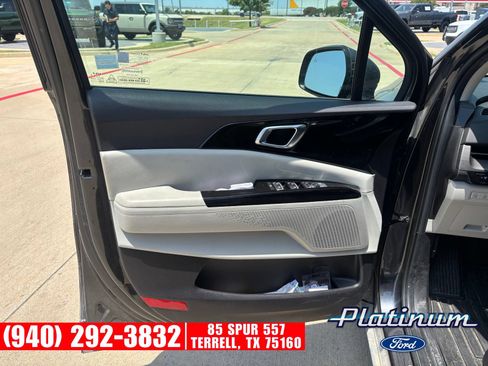 Used 2024 Kia Carnival EX FWD image 22