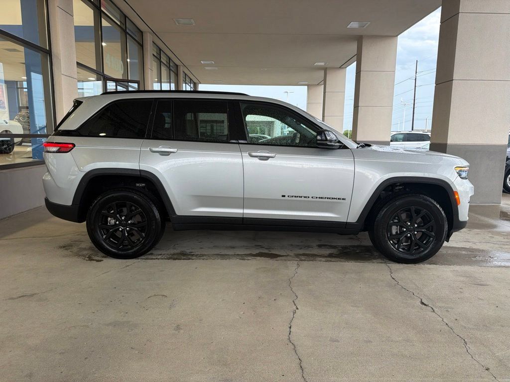 Used 2024 Jeep Grand Cherokee Altitude AWD/4WD image 6