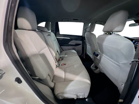 Used 2017 Toyota Highlander LE FWD image 19