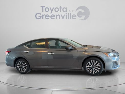 Used 2025 Nissan Altima 2.5 SV FWD image 7