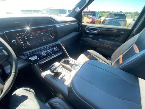 Used 2025 GMC Sierra 1500 AT4 w/ AT4 Premium Package AWD/4WD image 15