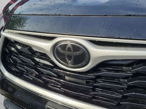 Used 2021 Toyota Highlander XLE AWD/4WD image 12